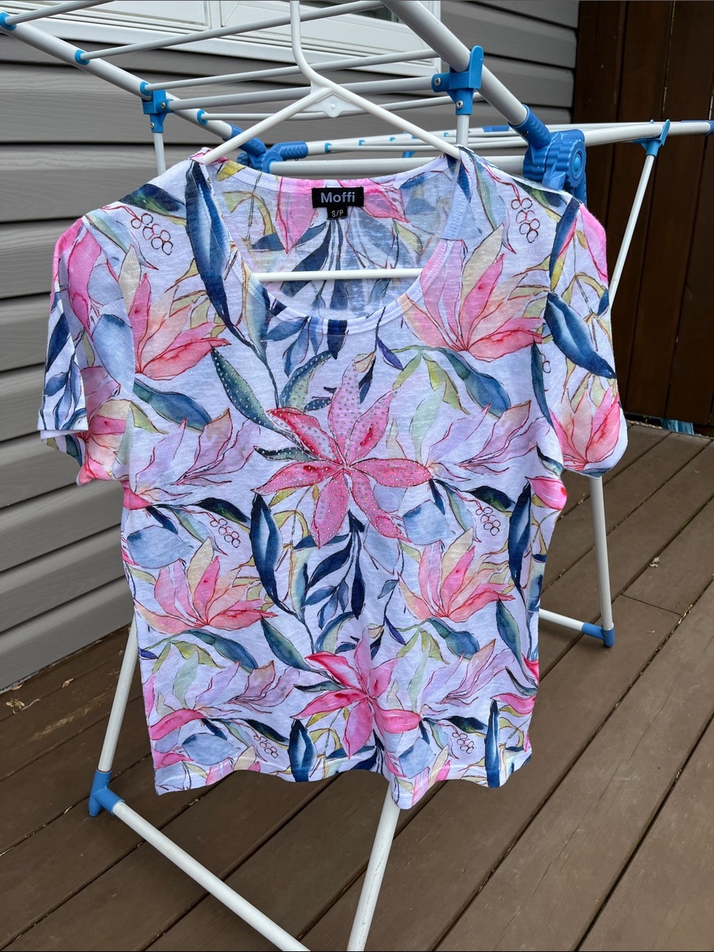 Moffi Floral Print Short Sleeve Tee in Pink and Blue. Jewels. Small -med PTP 19"